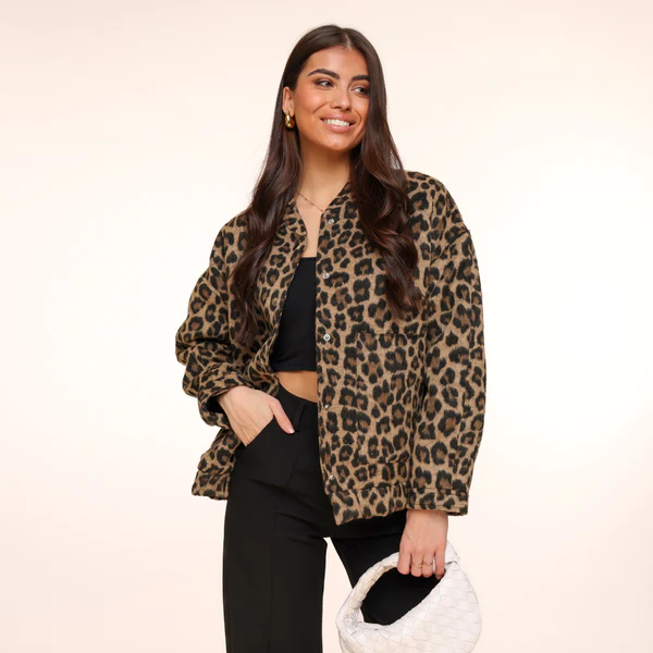 KLEDING-PANTERPRINT-LANGE-MOUWEN-BOMBER-JAS-ZWARTE-TOP-ZWARTE-PANTALON-WITTE-GEVLOCHTEN-TAS_600x