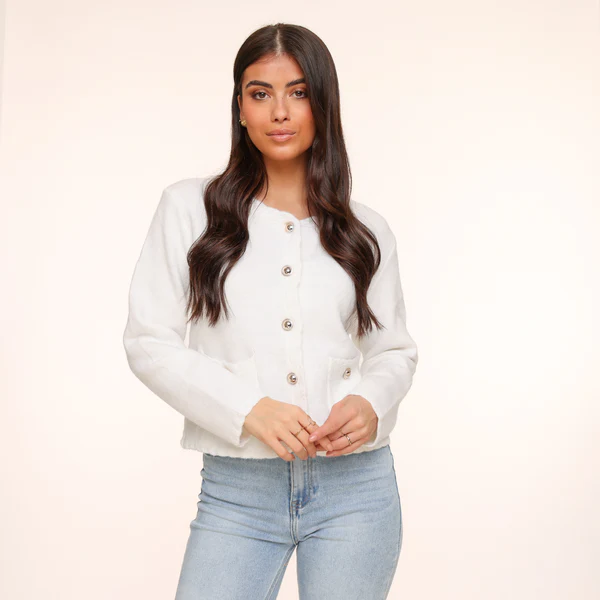 KLEDING-WITTE-GEBREIDE-GOUDEN-KNOPEN-LANGE-MOUWEN-VESTEN-LICHTBLAUWE-RECHTE-SPIJKERBROEK-JEANS-03_600x