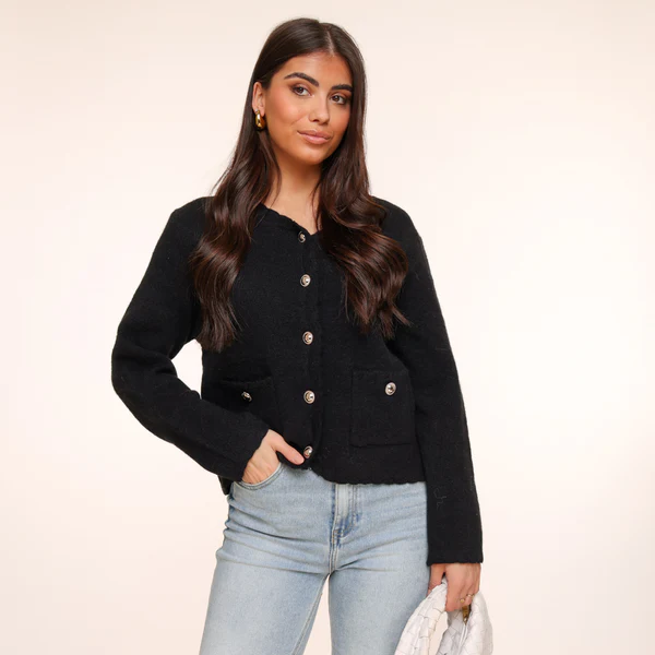 KLEDING-ZWARTE-GEBREIDE-GOUDEN-KNOPEN-LANGE-MOUWEN-VESTEN-LICHTBLAUWE-RECHTE-SPIJKERBROEK-JEANS-02_600x