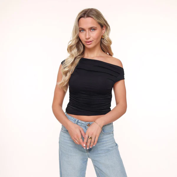 KLEDING-ZWARTE-GEDRAPEERDE-KORTE-MOUWEN-TOP-LICHTBLAUWE-DENIM-JEANS-SPIJKERBROEK-01_600x