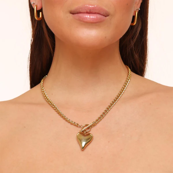 SIERADEN-GOUDEN-GROTE-STATEMENT-HART-KETTING-GOUDEN-JELLINA-OORBELLEN_600x Gold Big Hearts - Necklace - Image 1